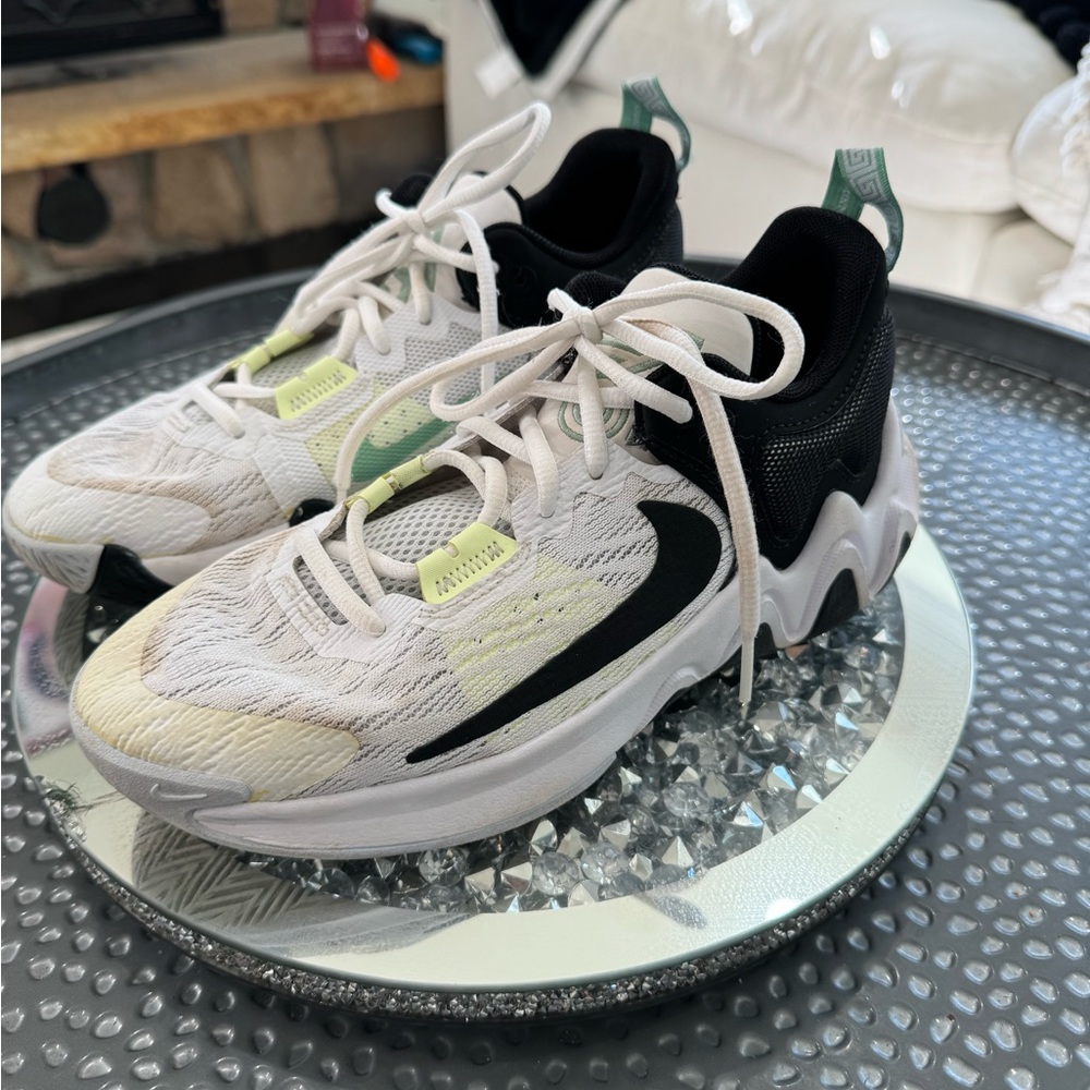 Nike Giannis Immortality 2 youth basketball shoes size 4Y